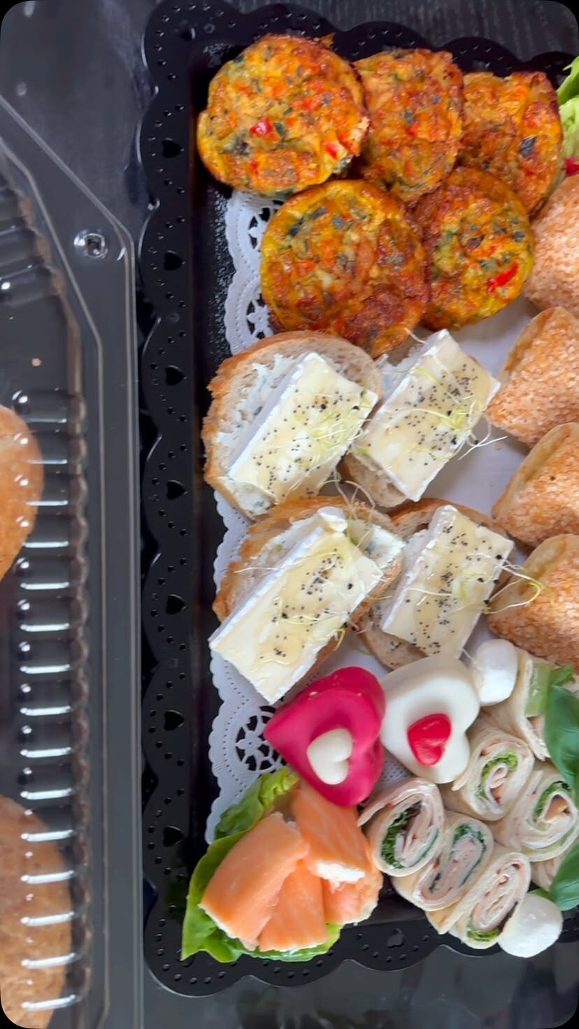 Luxe lunchschaal met quiches, brie-toastjes, zalm en wraps