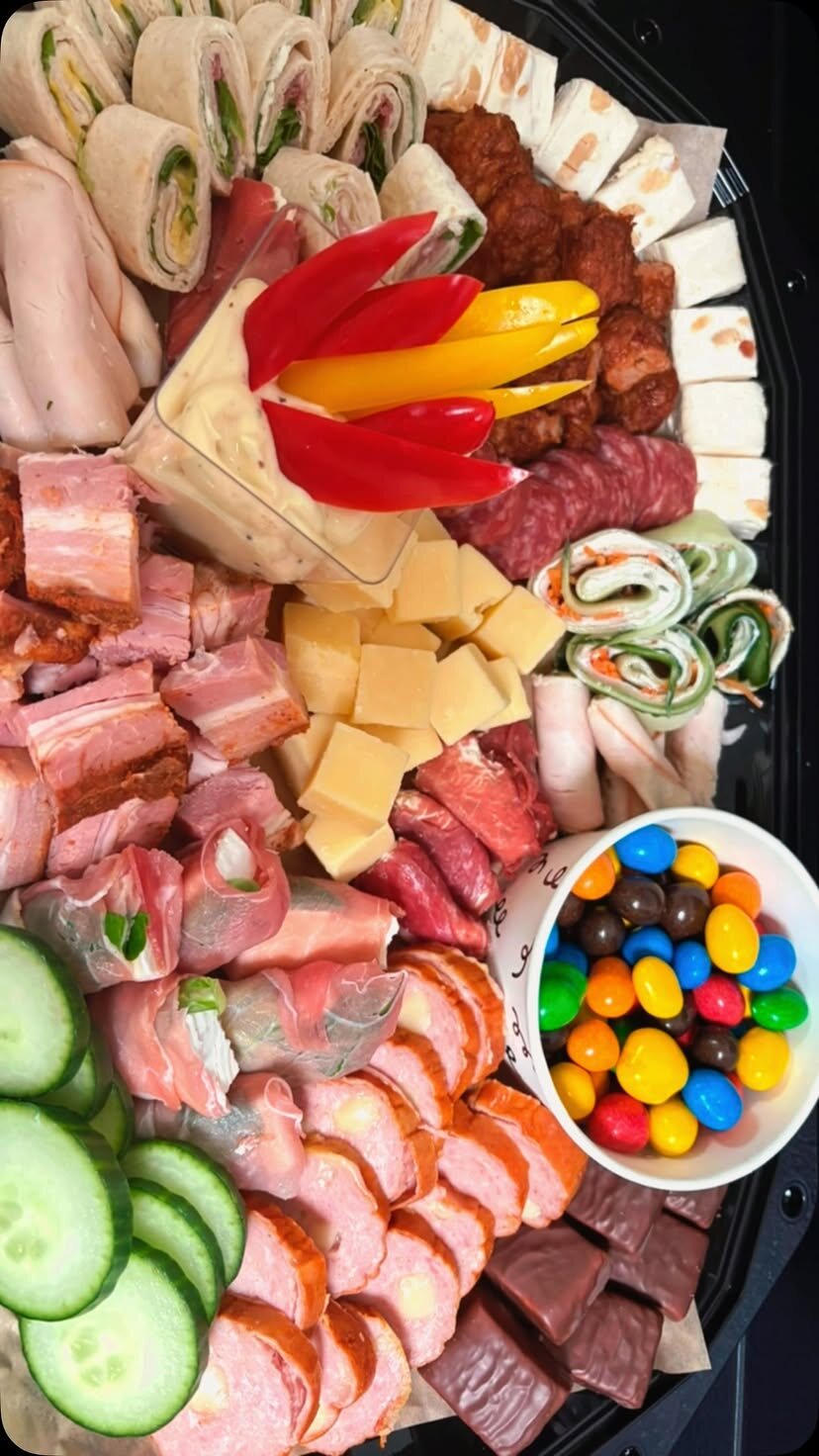 Schaal met wraps, vleeswaren, kaas en groente, opgemaakt door Plankje Geluk